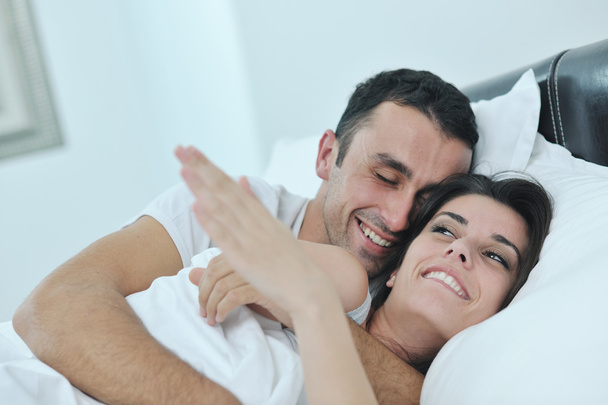 Молода пара добре проводить час у своїй спальні
 - Фото, зображення