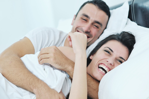 若いカップルは、彼らの寝室で楽しい時間を過ごす - 写真・画像