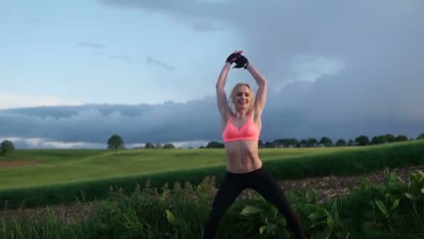 fitness nainen tekee hyppyjä
 - Materiaali, video