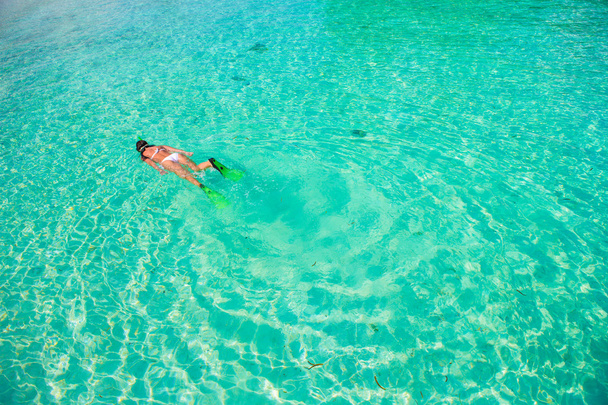 genç kız tatil tropikal suya dalış - Fotoğraf, Görsel