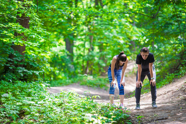 Fitness estilo de vida saludable de parejas jóvenes entrenando para correr maratón al aire libre en el parque
 - Foto, Imagen
