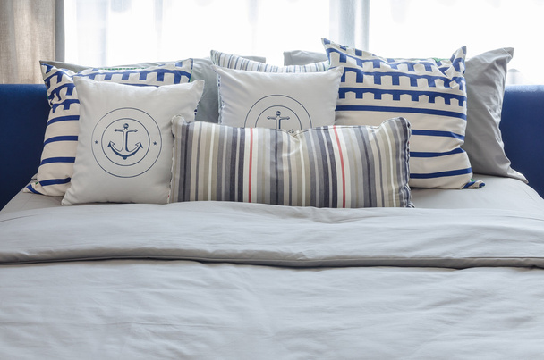 almohadas en sofá azul con lámpara
 - Foto, imagen