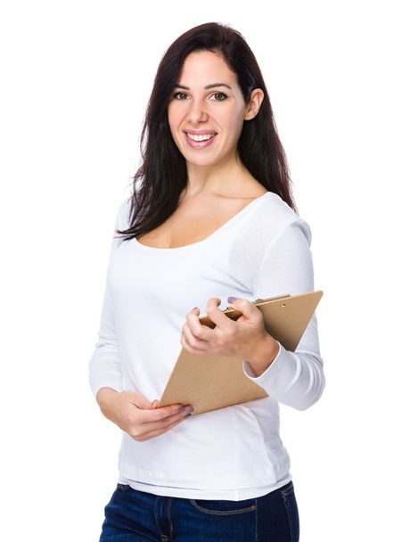 Mooie brunette vrouw in witte trui - Foto, afbeelding