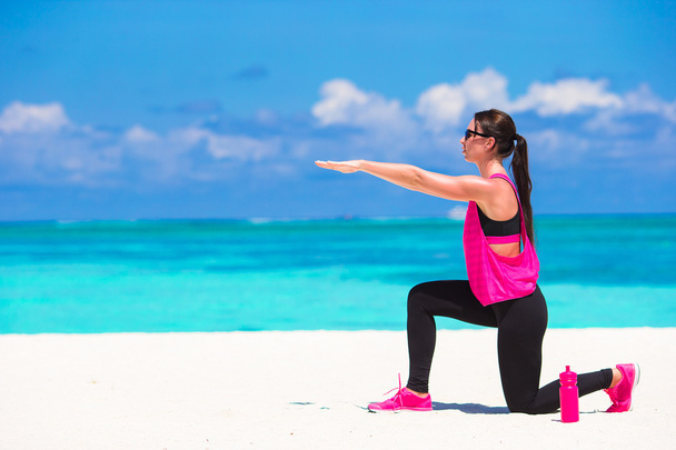 Terve urheilija nainen treenata harjoitus trooppinen valkoinen ranta
  - Valokuva, kuva