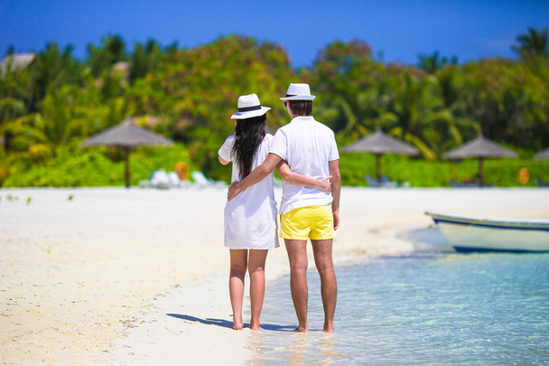 Νεαρό ζευγάρι σε λευκή παραλία στις καλοκαιρινές διακοπές - Φωτογραφία, εικόνα