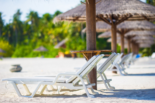 Praia cadeiras de madeira para férias na praia tropical
 - Foto, Imagem