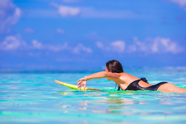 gyönyörű fitness szörfös nő szörfözés közben nyaralás - Fotó, kép