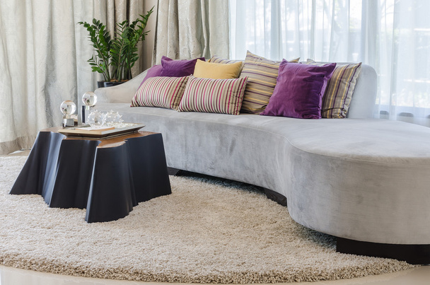 bunte Kissen auf modernem Sofa im Wohnzimmer - Foto, Bild