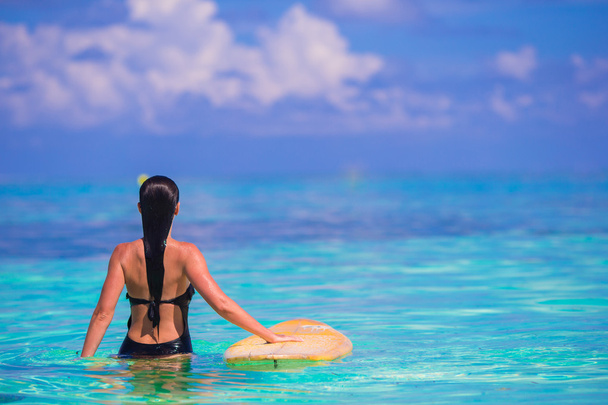 Hermosa mujer surfista fitness surf durante las vacaciones de verano
 - Foto, Imagen