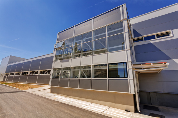 Aluminiumfassade auf Industriegebäude - Foto, Bild