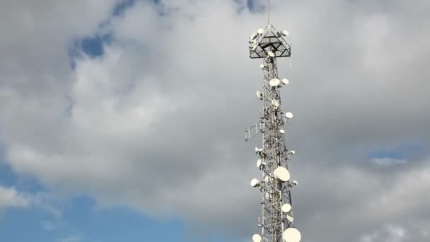 Τηλεπικοινωνιακός πύργος με σύννεφα ώρα λήξη Hd 1080p - Πλάνα, βίντεο