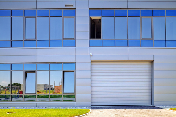 Fachada de aluminio sobre edificio industrial
 - Foto, imagen