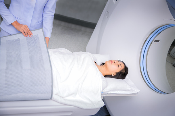 Aasialainen nainen nukkuu CT Scan sänky
  - Valokuva, kuva