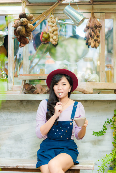 Mujer asiática de negocios sosteniendo taza de café en la cafetería
 - Foto, Imagen