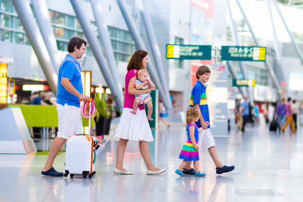 Сім'я з дітьми в аеропорту
 - Фото, зображення