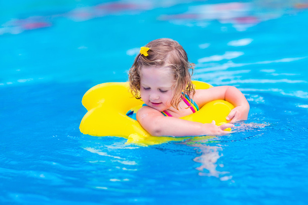 Enfant qui s'amuse dans une piscine
 - Photo, image