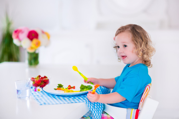 Маленькая девочка обедает
 - Фото, изображение