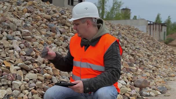 Inspector de construcción cerca de la pila de piedra triturada
 - Metraje, vídeo
