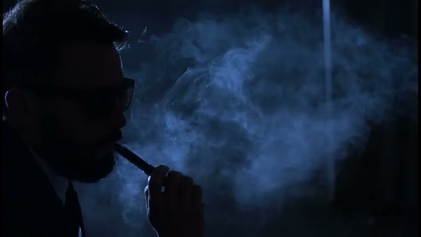 Bonito empresário fumando cigarro eletrônico
 - Filmagem, Vídeo