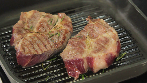 Steak auf Grillpfanne braten - Filmmaterial, Video