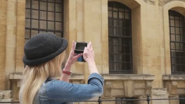Atraktivní blondýnka, která používá smartphone k fotografování na dovolenou - Záběry, video