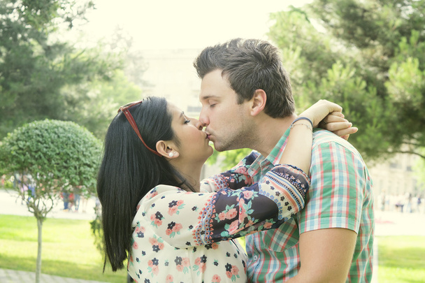 una giovane coppia sposata baciare
 - Foto, immagini