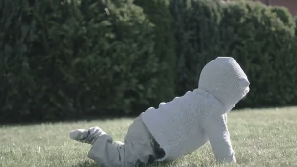 kisbaba fiú szórakozik, és mosolyogva a fűben - Felvétel, videó