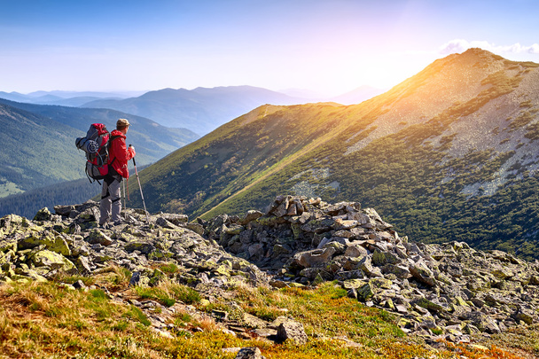 Escursionista con zaino in piedi in montagna e godersi il v
 - Foto, immagini