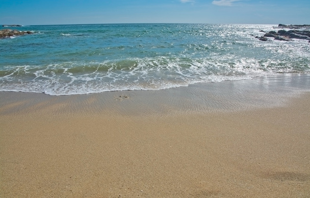 Praia do paraíso com ondas verde-turquesa
 - Foto, Imagem