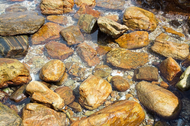 Hladkých skalách v čisté vody oceánu - Fotografie, Obrázek