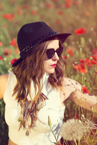 красивая девушка в летнем поле - Фото, изображение