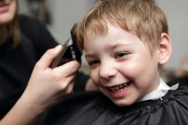 Happy child at the barbershop - Foto, afbeelding