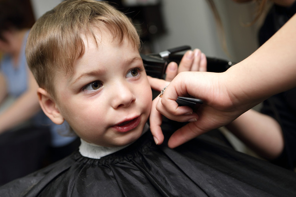 Kid getting haircut - Foto, afbeelding