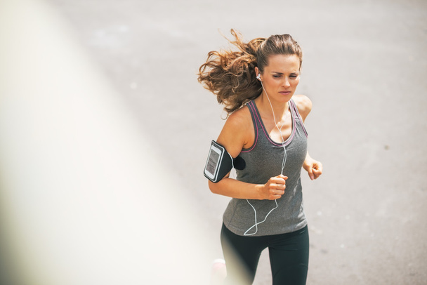 Fitness young woman jogging outdoors in the city - Foto, Imagem