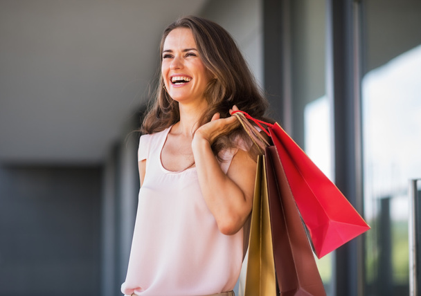 Ganzkörperporträt einer glücklichen jungen Frau mit Einkaufstasche - Foto, Bild