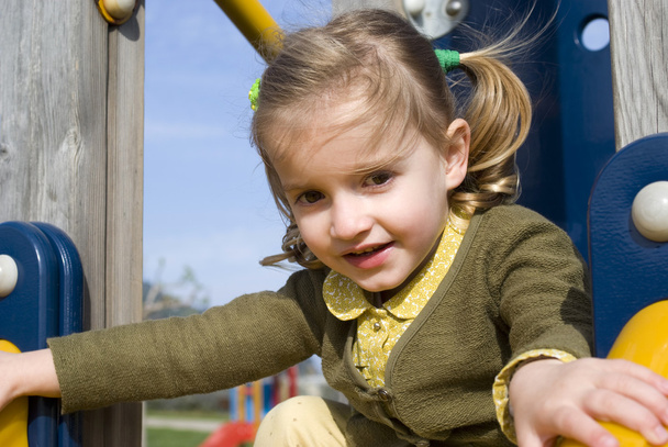 młoda dziewczyna na slajdzie w plac zabaw dla dzieci - Zdjęcie, obraz
