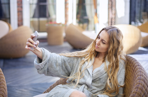 jonge vrouw ontspannen in het spa resort doen selfy  - Foto, afbeelding