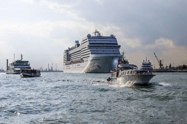 VENECIA, ITALIA - 30 DE ABRIL DE 2015. El rey de los cruceros abandona el puerto de Venecia
 - Foto, Imagen