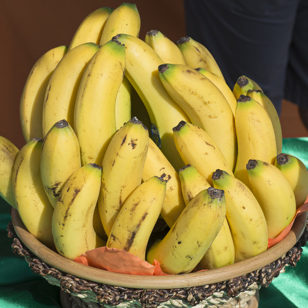 bananas em uma cesta
 - Foto, Imagem