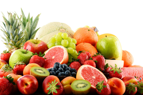 Komposition mit verschiedenen Früchten isoliert auf weiß - Foto, Bild