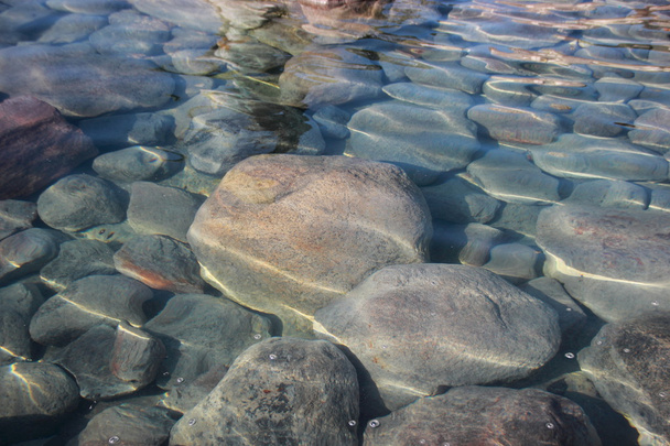 ρηχά Διαλογισμός αντανακλάσεις στο νερό γυαλισμένο πέτρες - Φωτογραφία, εικόνα
