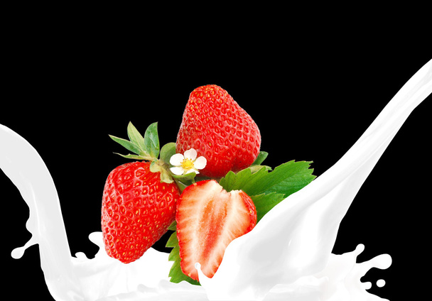 Splashing milk with strawberry - Foto, immagini