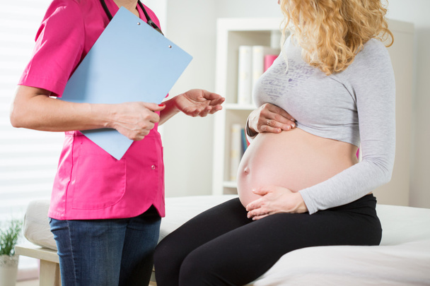Woman in advanced pregnancy - Foto, afbeelding
