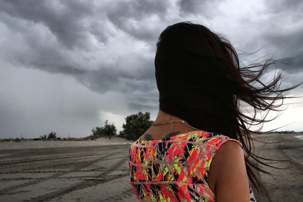 jonge vrouw kijken naar een storm - Foto, afbeelding