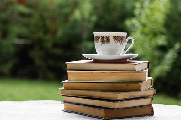 könyvek és tea - Fotó, kép
