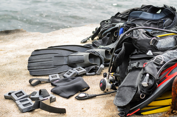 Stapel von Taucherausrüstung trocknet auf dem Dock - Foto, Bild