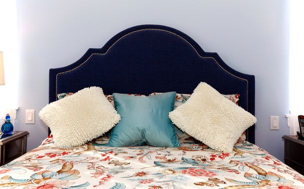 Blue Bed with luxury pillows and sheets - Foto, Bild