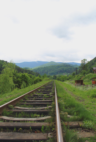 Vieux rails allant loin vers le paysage des montagnes
 - Photo, image