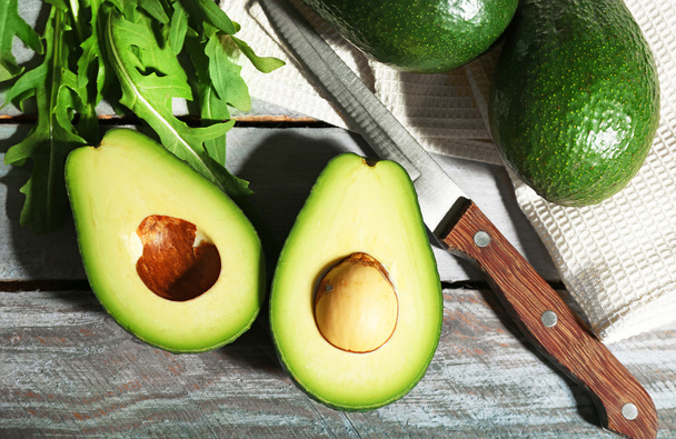 Sliced avocado, arugula - Foto, Imagem