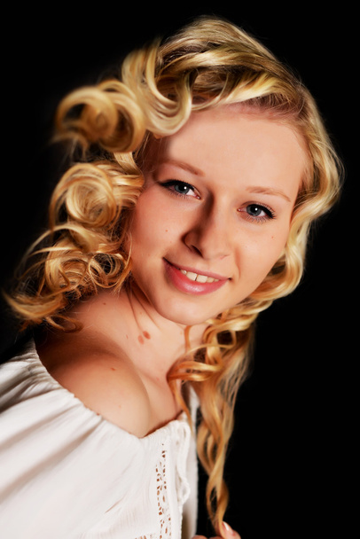 Genç sarışın kadın portresi - Fotoğraf, Görsel